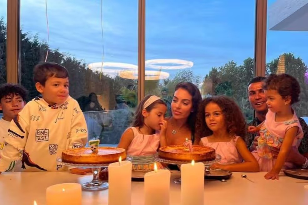 Família de Cristiano Ronaldo na casa na Arábia Saudita — Foto: Reprodução/Redes sociais