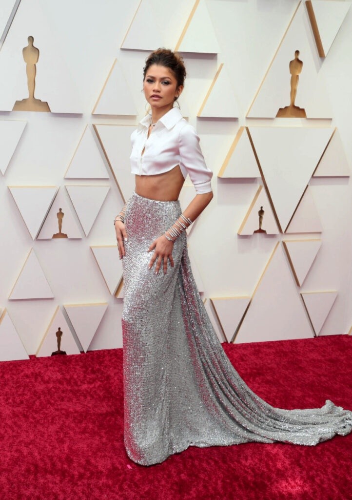 A atriz Zendaya no Oscar de 2022 usou cropped — Foto: GettyImages