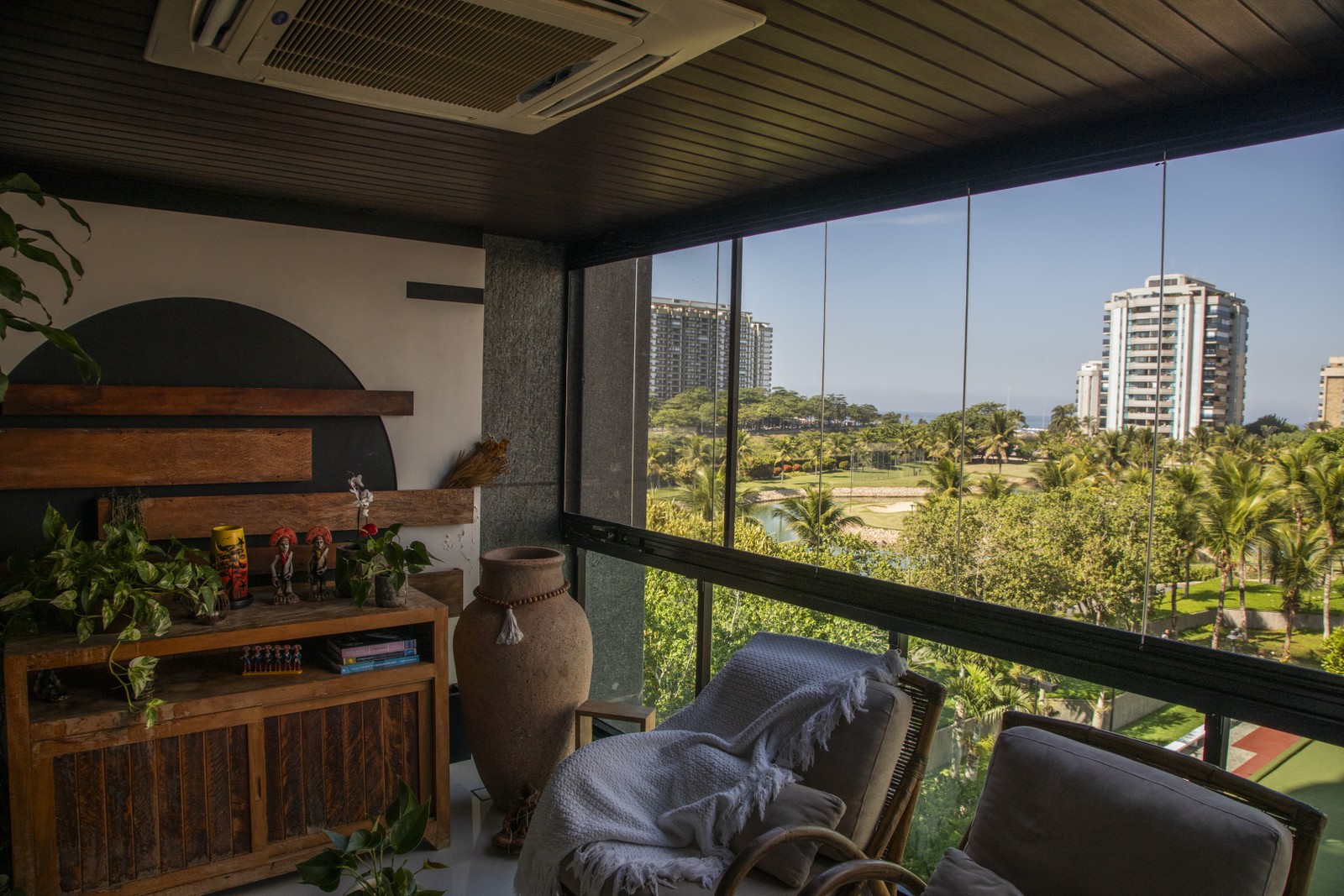 A atriz Carol Macedo abre seu apartamento na Barra da Tijuca — Foto: Guito Moredo/Agência Globo