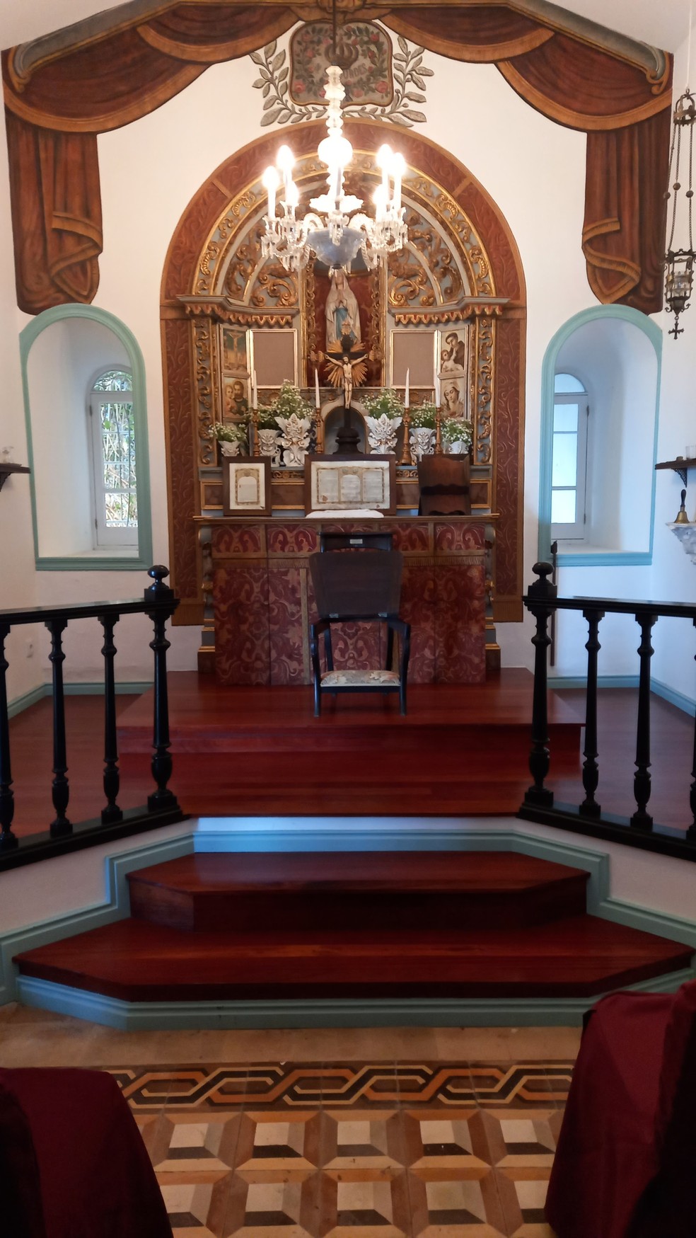 Interior da igreja de Nossa Senhora de Lourdes, que fica na propriedade do hotel Senhora da Rosa, na Ilha de São Miguel, nos Açores — Foto: Luciana Fróes