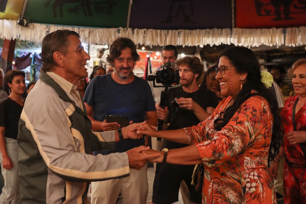 Diretor Cristiano Marques (ao centro) ensaia cena entre Evandro Mesquita e Regina Casé em "Dona Lurdes, o filme" — Foto: Globo/Angélica Goudinho