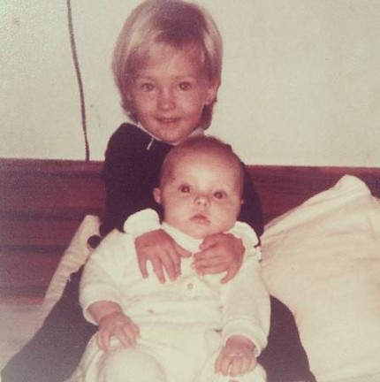 Ana Hickmann com a irmã Fernanda quando eram crianças — Foto: Reprodução / Instagram