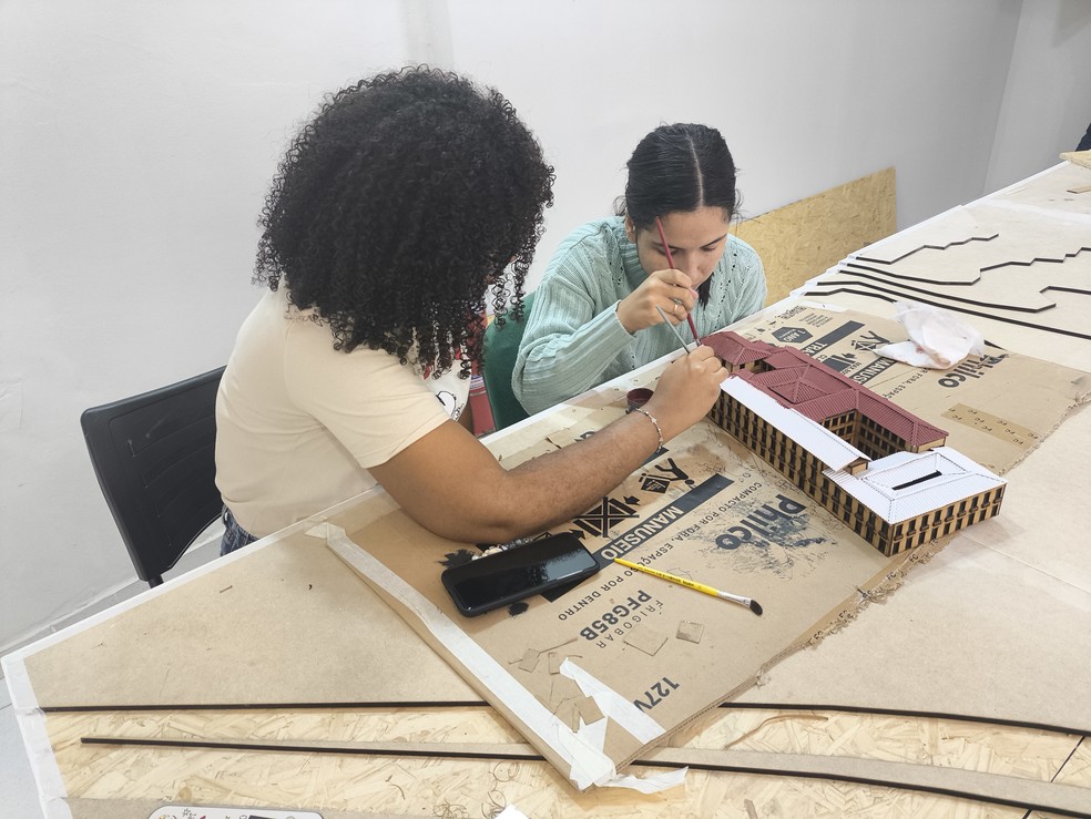 Futuras arquitetas. Estudantes de arquitetura e urbanismo da Universidade Veiga de Almeida trabalham em maquete que mostra o Centro histórico do Rio — Foto: Divulgação/Ieva