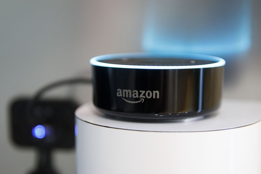 Echo Dot, smart speaker da Amazon, usado com a assistente virtual Alexa