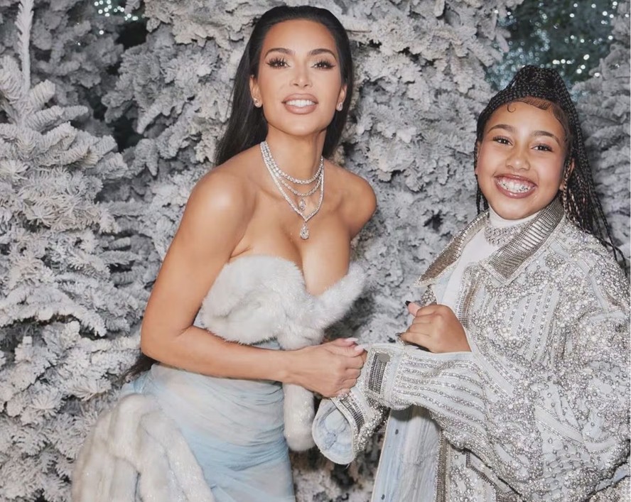 Kim Kardashian e a filha, North West, em foto natalina