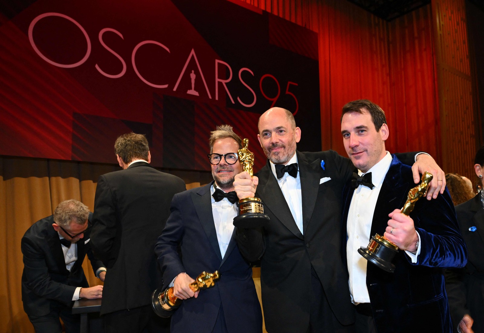 "Nada de novo no front": Christian Goldbeck, vencedor do Oscar de Melhor Design de Produção; Edward Berger, Melhor Filme Internacional; e James Friend, vencedor do Oscar de Melhor Fotografia — Foto: ANGELA WEISS / AFP