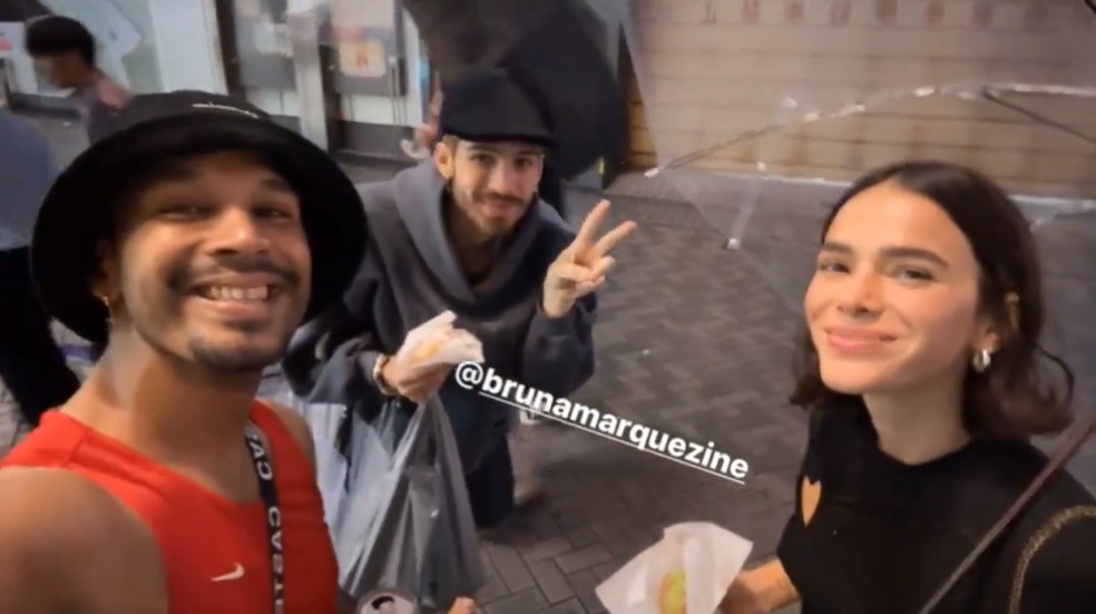 João Guilherme e Bruna Marquezine posam com fã durante viagem em Tóquio — Foto: Instagram