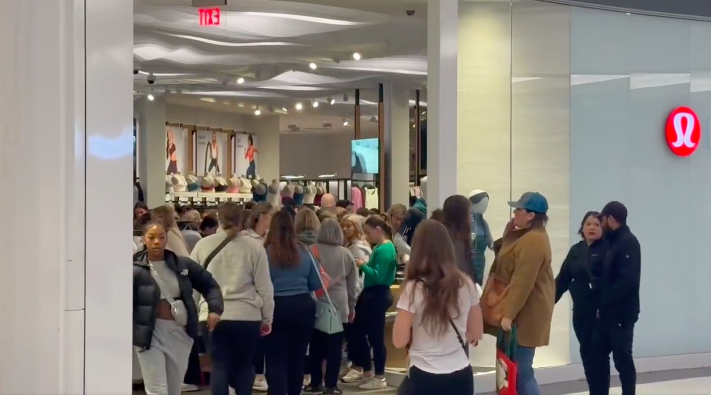 Shopping King of Prussia, na Pensilvânia, tem filas em várias lojas nesta Black Friday — Foto: Reprodução/Twitter