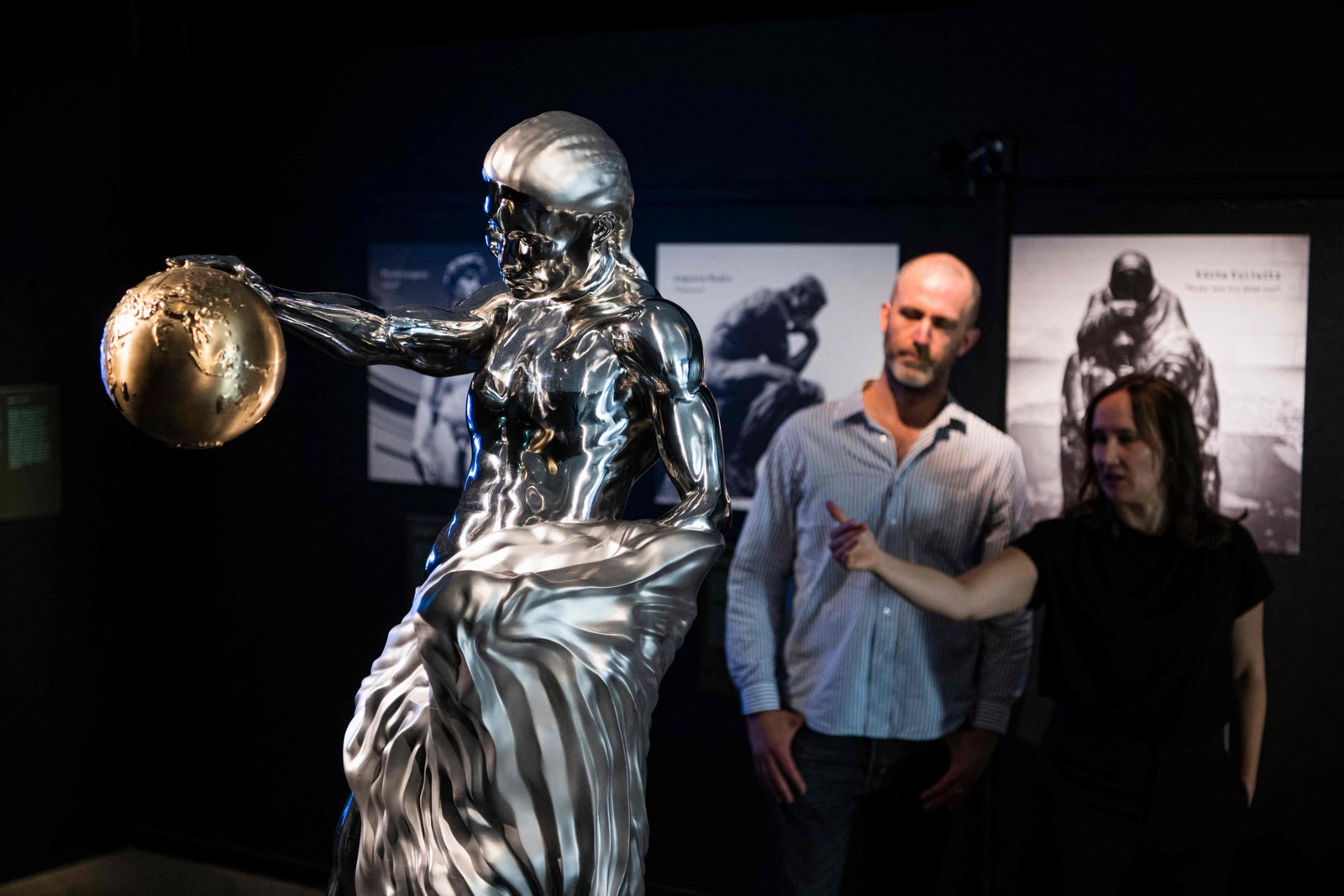 A primeira escultura feita por inteligência artificial do mundo é exibida no museu Tekniska em Estocolmo em 8 de junho de 2023 — Foto: Jonathan NACKSTRAND / AFP