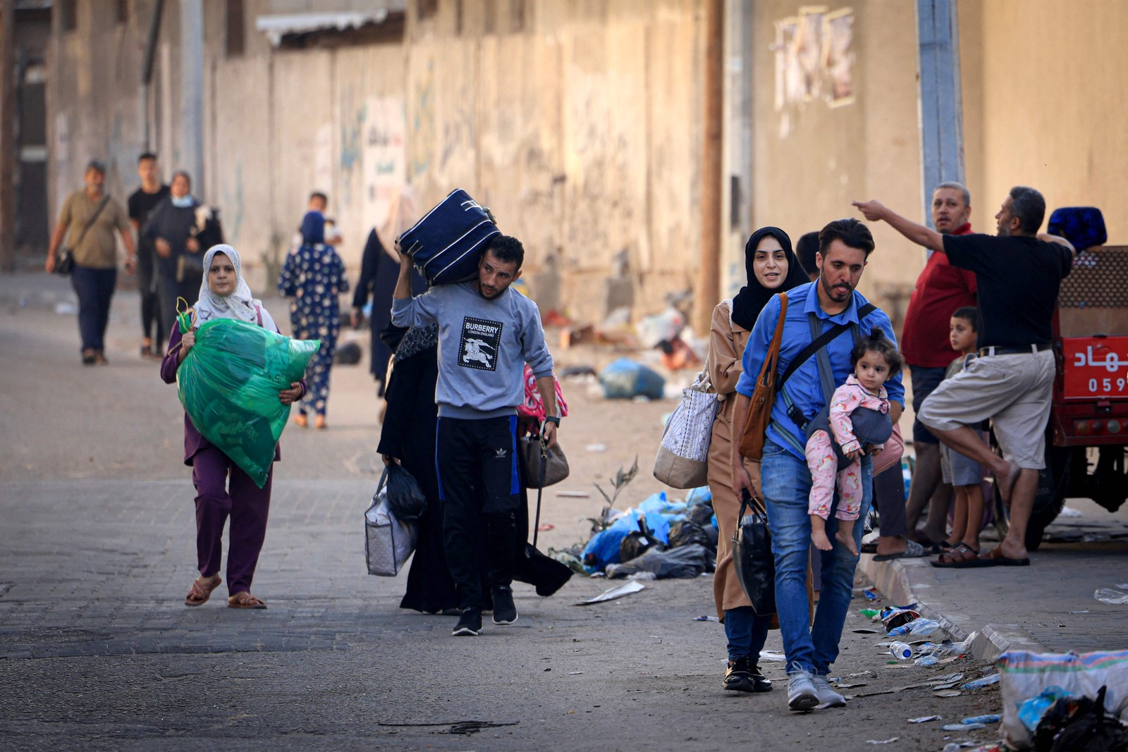 Palestinos fogem para áreas mais seguras na Cidade de Gaza após ataques aéreos israelenses — Foto: MAHMUD HAMS/AFP