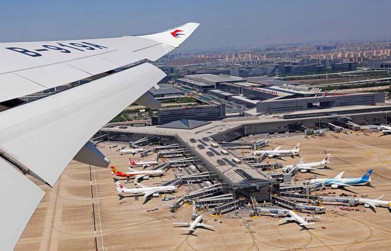 O C919, O primeiro jato de passageiros produzido na China, decola do aeroporto de Xangai rumo a Pequim, em seu primeiro voo comercial -AFP