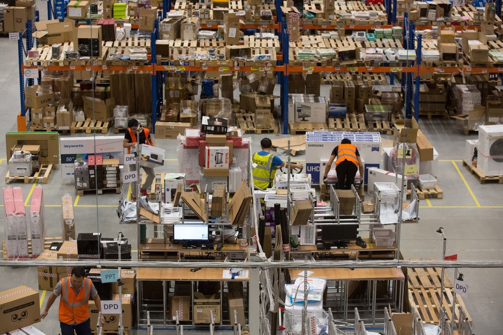 Trabalhadores preparam pedidos em um centro de distribuição da Alibaba, dona da AliExpress: plataforma de e-commerce  — Foto: Andrey Rudakov/Bloomberg