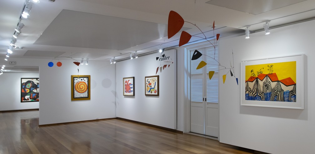 Vista geral de sala dedicada a Calder, com tela de Miró ao fundo: obras de coleções privadas e de instituições — Foto: Leo Martins