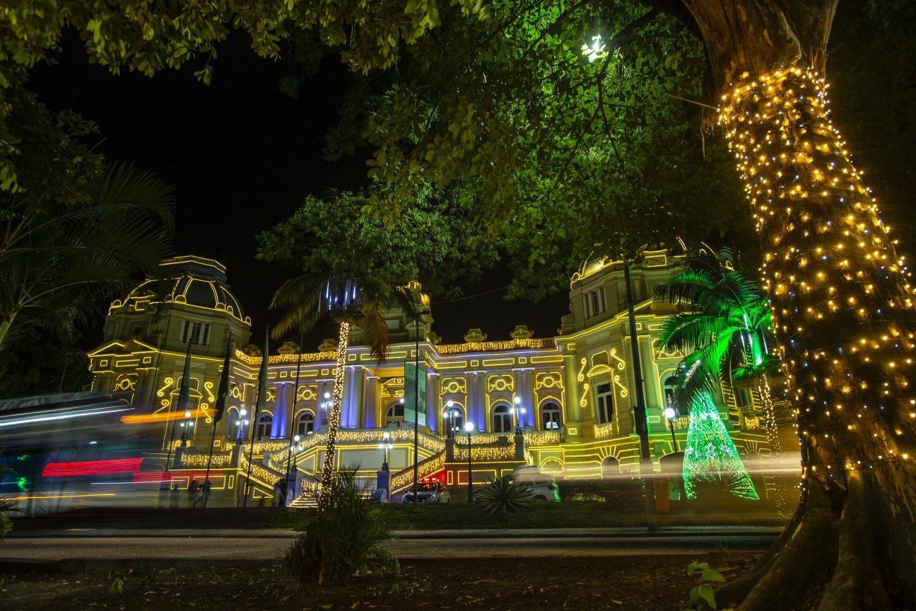 Iluminação de Natal no Palácio Guanabara — Foto: Alexandre Cassiano