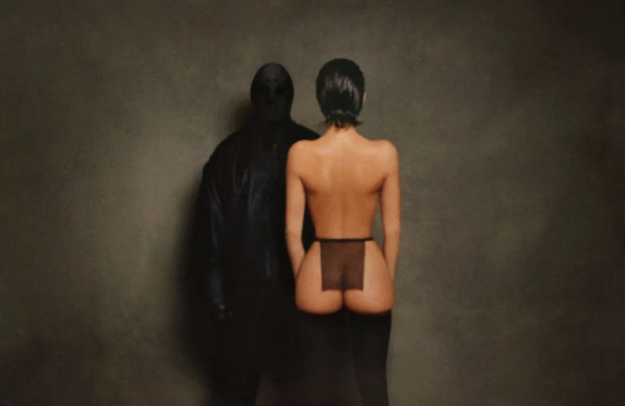 Capa do álbum 'VULTURES 1', de Kanye West e Ty Dolla $ign, onde a atual esposa do rapper, Bianca Censori, aparece quase nua