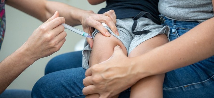 Criança toma vacina contra coqueluche