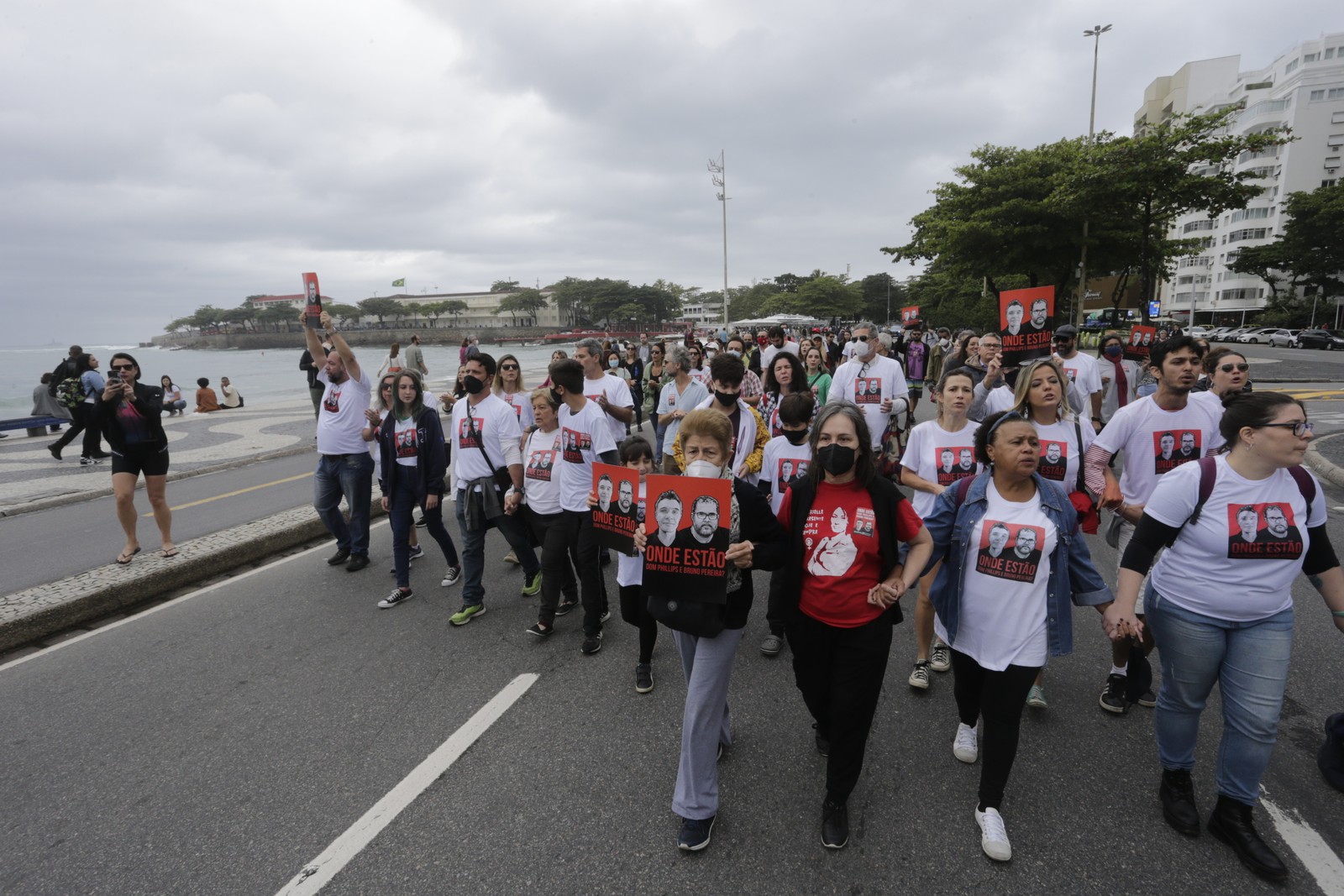 Manifestantes e familiares de Dom Phillips pede respostas sobre paradeiro do jornalista e do indigenista Bruno Pereira — Foto: Domingos Peixoto 