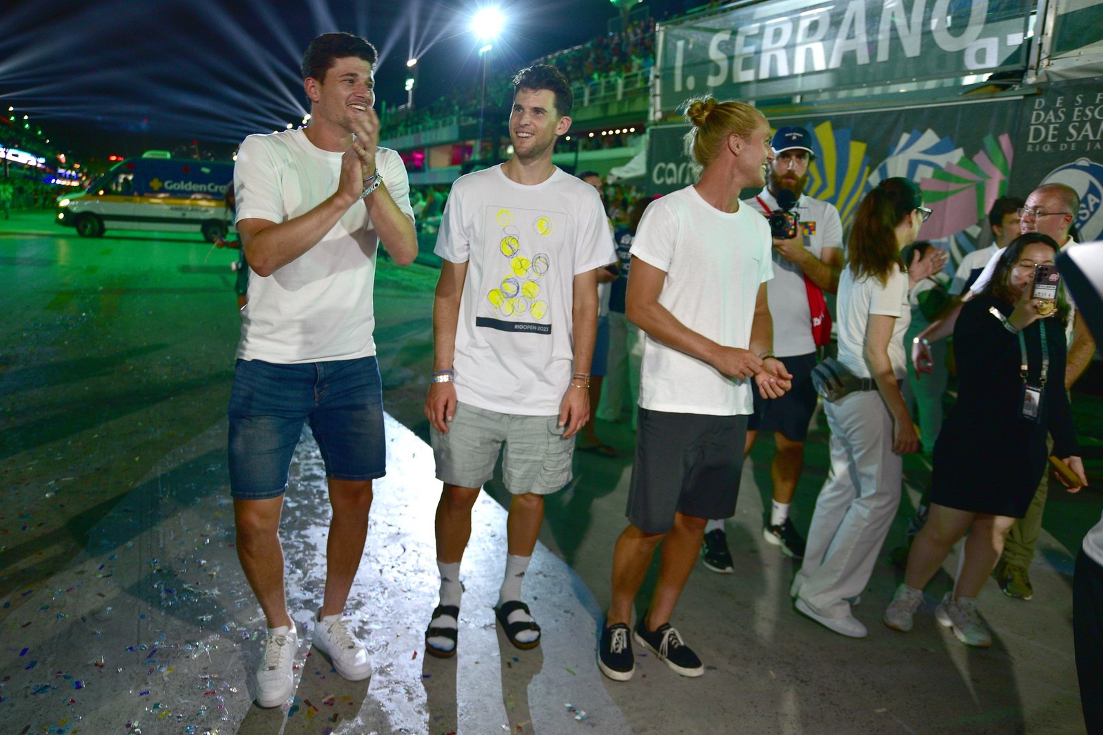 Tenistas ao lado do carro de som do Império Serrano — Foto: Fotojump/Rio Open