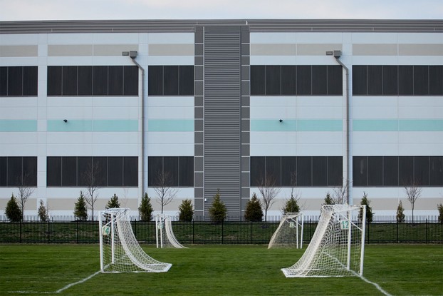 Um data center da Amazon próximo a campos de futebol em Dublin, Ohio