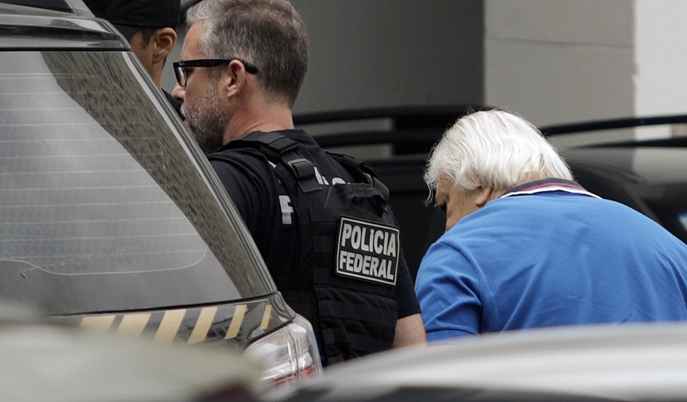 Em dezembro de 2022, o contraventor Capitão Guimarães chega preso à sede da Polícia Federal, no Centro do Rio — Foto: Gabriel de Paiva / Agência O Globo