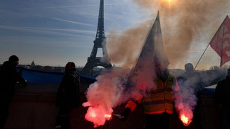 Trabalhadores tomam ruas de Paris para protestar contra reforma da previdência proposta pelo presidente Emmanuel Macron — Foto: ALAIN JOCARD/AFP