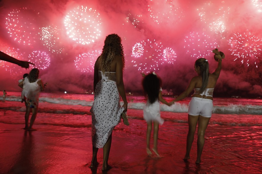 Réveillon: público usa roupas brancas para assistir à queima de fogos em Copacabana.