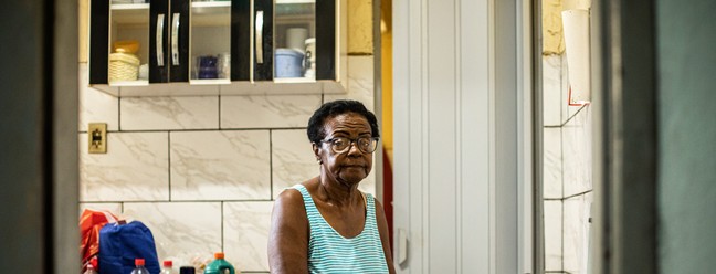 Norma de Morais, de 70 anos, viu a casa, os móveis e objetos pessoais debaixo d’água, no Jardim América, Zona Norte do Rio. — Foto: HERMES DE PAULA