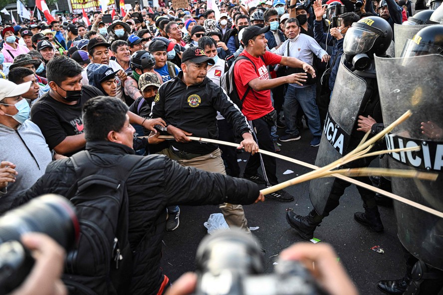Apoiadores do presidente do Peru, Pedro Castillo, entram em confronto com a polícia durante protesto em Lima