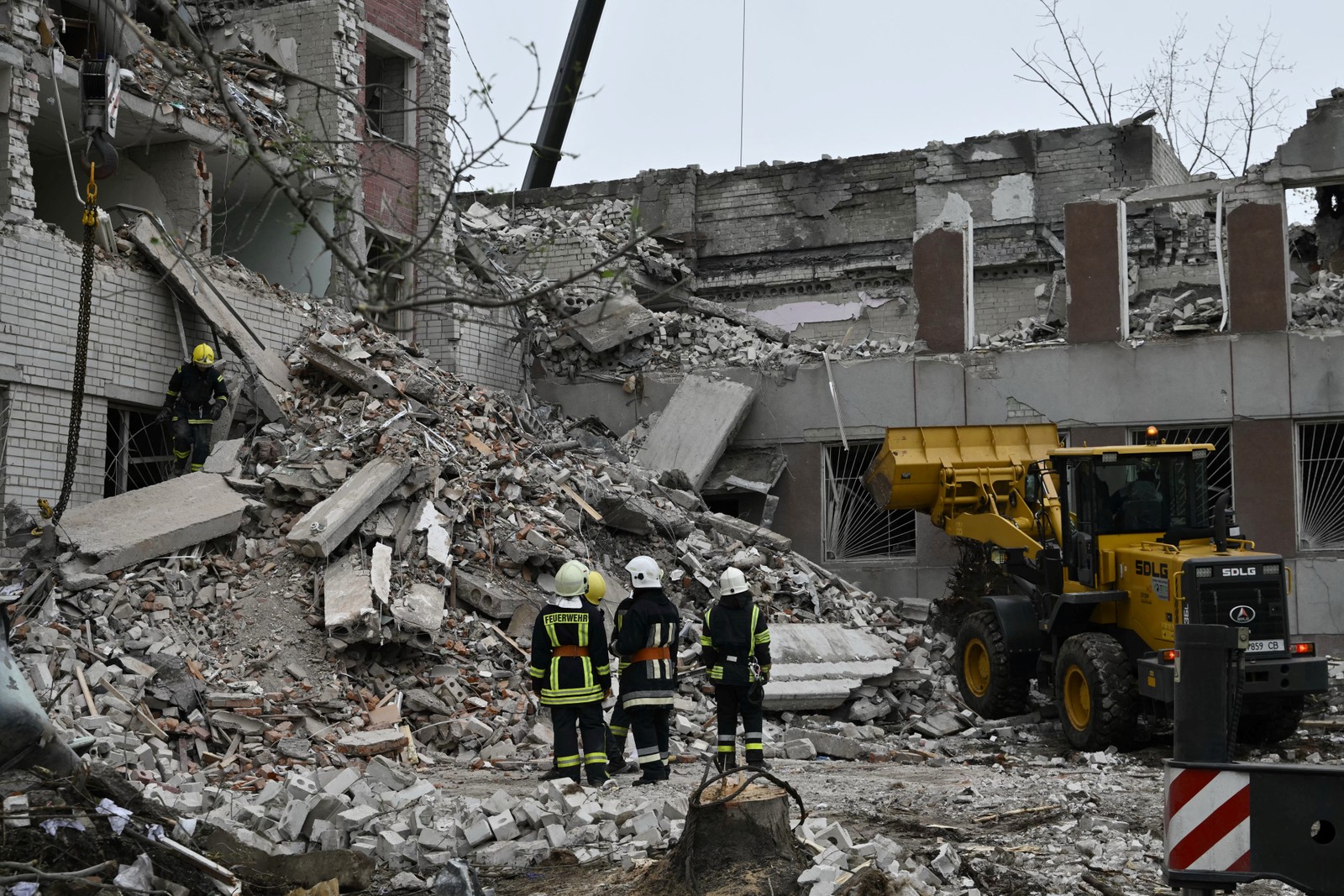 Socorristas ucranianos removem os escombros de um prédio destruído após um ataque de míssil russo na Ucrânia — Foto: Genya Savilov / AFP