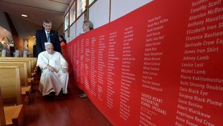 Papa Francisco observa uma faixa com nomes de vítimas de abusos cometidos em escolas residenciais administradas pela Igreja Católica, na Igreja Nossa Senhora das Sete Dores), em Maskwacis, ao sul de Edmonton, oeste do Canadá. — Foto: Vaticano / AFP