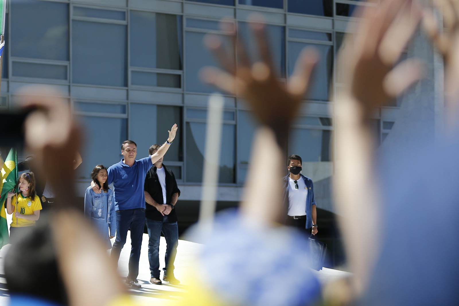 03/05/2020 - "Não vamos admitir mais interferência. Acabou a paciência. (...) Vocês sabem que o povo está conosco, as Forças Armadas, ao lado da lei, da ordem, da democracia e da liberdade, também estão ao nosso lado. (...) Peço a Deus que não tenhamos problemas nessa semana. Porque chegamos no limite, não tem mais conversa", disse Bolsonaro, após STF ter suspendido nomeação de Alexandre Ramagem à direção da Polícia Federal — Foto: Jorge William/Agência O Globo