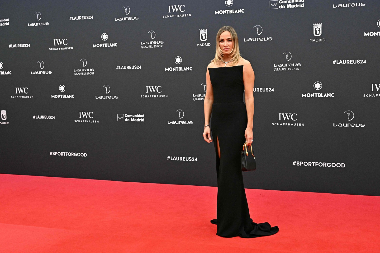 A piloto espanhola Carmen Jorda posa no tapete vermelho antes da 25ª gala do Laureus World Sports Awards em Madri — Foto: JAVIER SORIANO / AFP