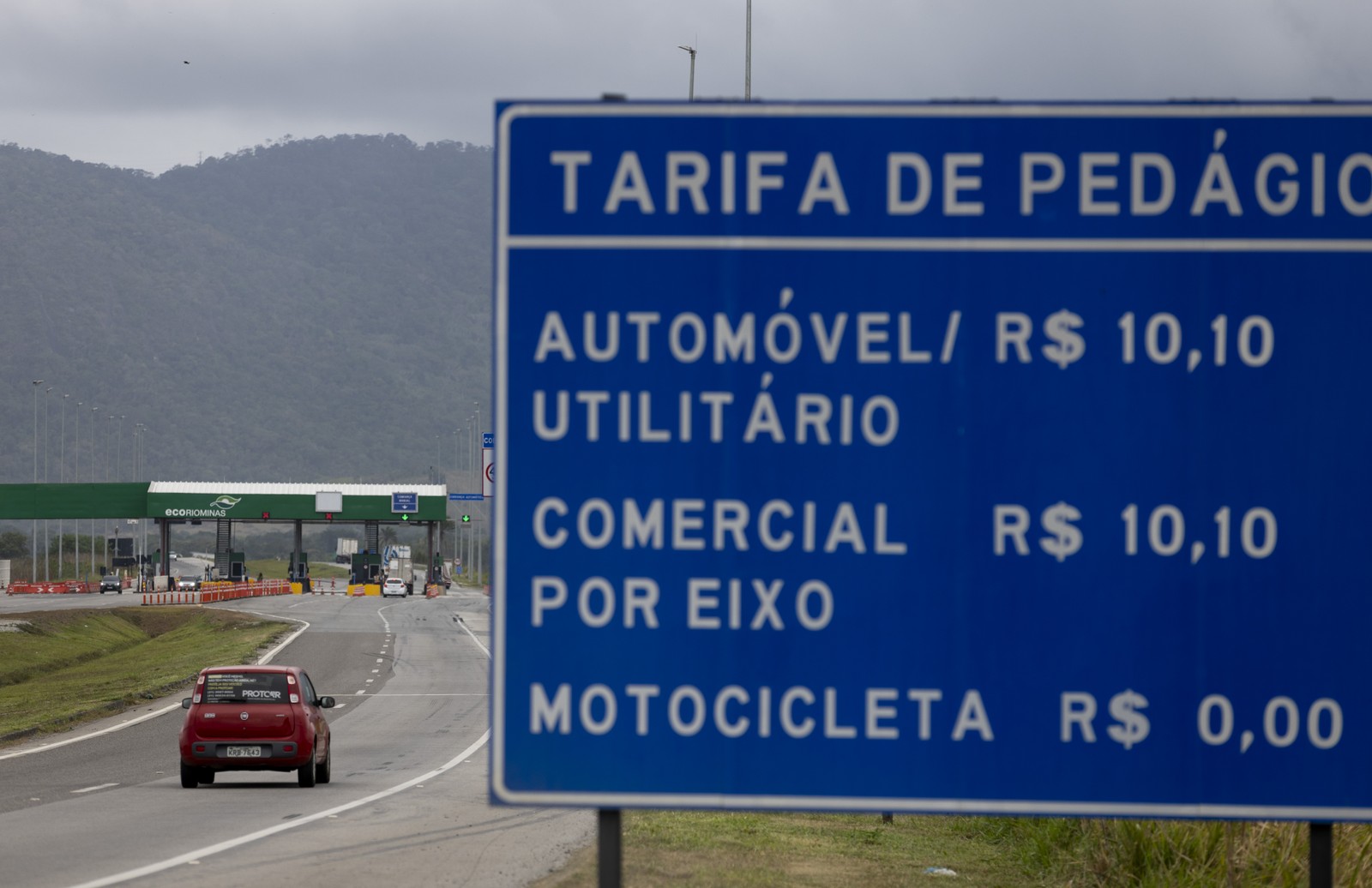 Pedágio instalado no Arco Metropolitano tem tarifa de R$ 10,10 - esse é o único lugar com postes na via — Foto: Márcia Foletto / Agência O Globo