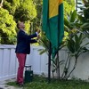 Bandeira brasileira é hasteada em embaixada da Argentina na Venezuela - Reprodução/Diana Mondino/X