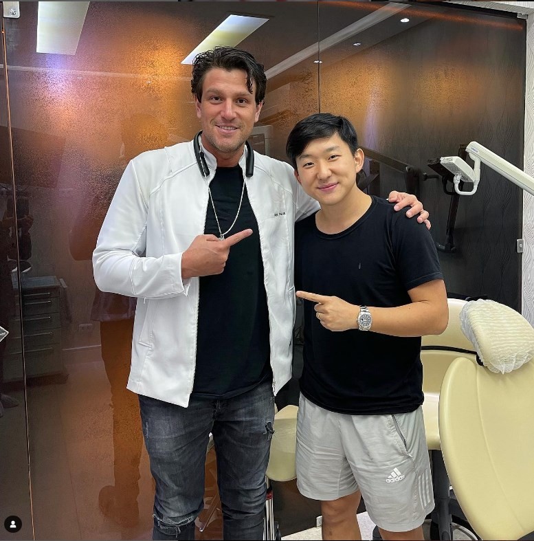 Pyong Lee e o dentista Rafael Puglisi — Foto: Reprodução/Instagram