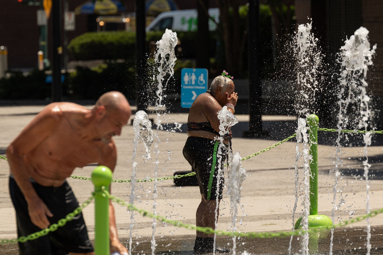 Pessoas se refrescam em uma fonte perto do rio Hudson durante uma onda de calor  na cidade de Nova York. O calor mortal que cobriu recentemente os EUA, o México e a América Central tornou-se 35 vezes mais provável devido ao aquecimento global, disseram cientistas climáticos da World Weather Attribution (WWA) em 20 de junho. — Foto: Yuki IWAMURA / AFP