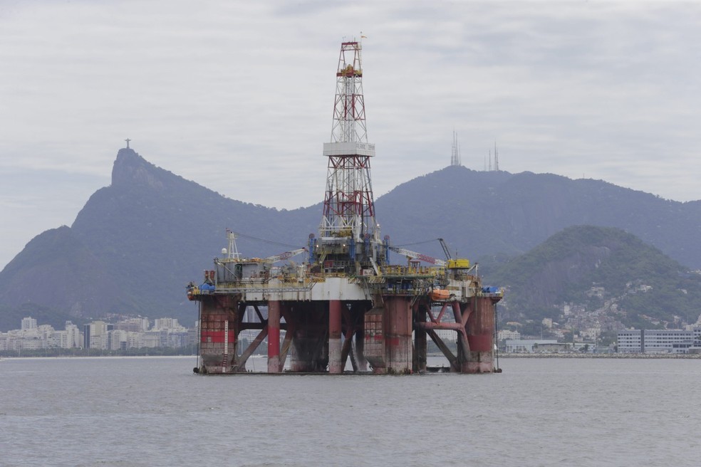 Plataforma de petróleo estacionada em Niterói: setor foi listado no Imposto Seletivo — Foto: Domingos Peixoto/Agência O Globo/04-10-2023