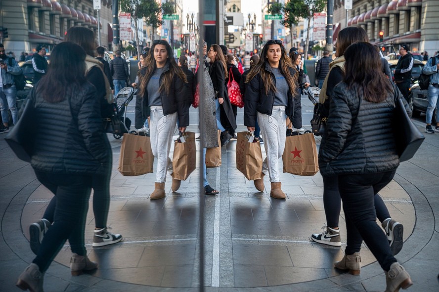Uma compradora carrega as sacolas da Macy's em São Francisco