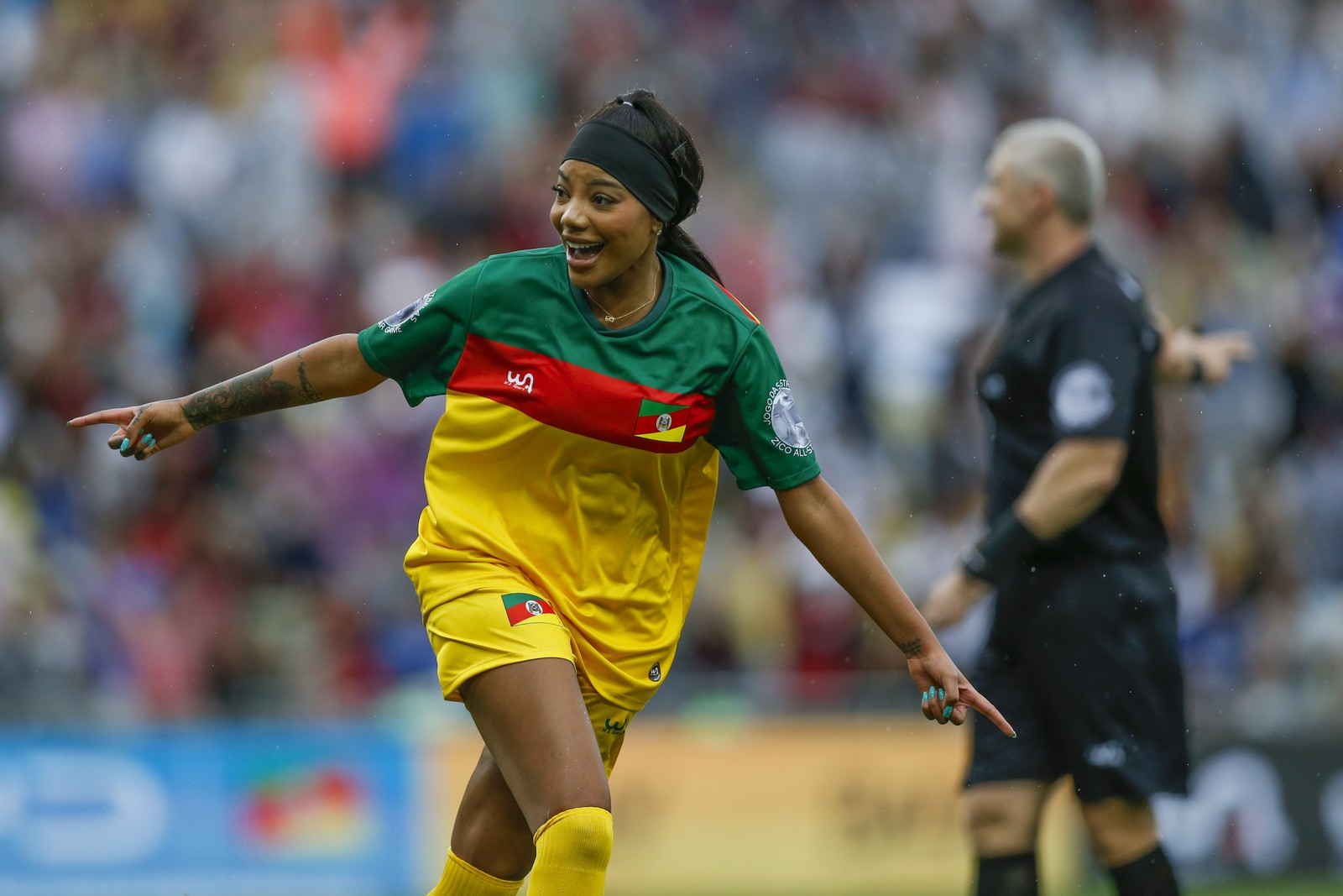 Partida de futebol benificente em prol das vítimas da catástrofe climática no Rio Grande do Sul, com a presença de Ronaldinho Gaúcho, Adriano, Cafu, Ludmilla e outros. Na foto, Ludmilla comemora seu gol. — Foto: Guito Moreto - Ag O Globo