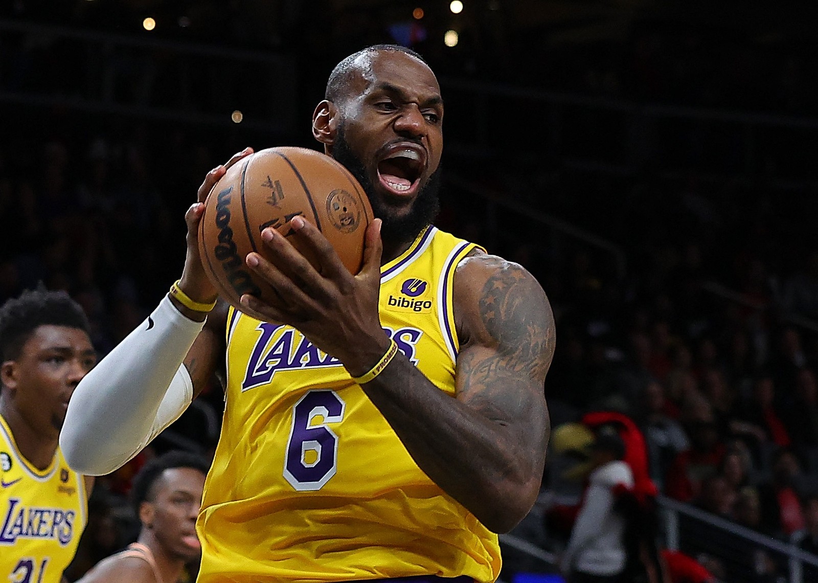 Jogador corre atrás de se tornar o maior pontuador da história do basquete mundial. Ele terá que superar os incríveis 49.737 pontos anotados por Oscar Schmidt. — Foto: Kevin C. Cox / GETTY IMAGES via AFP