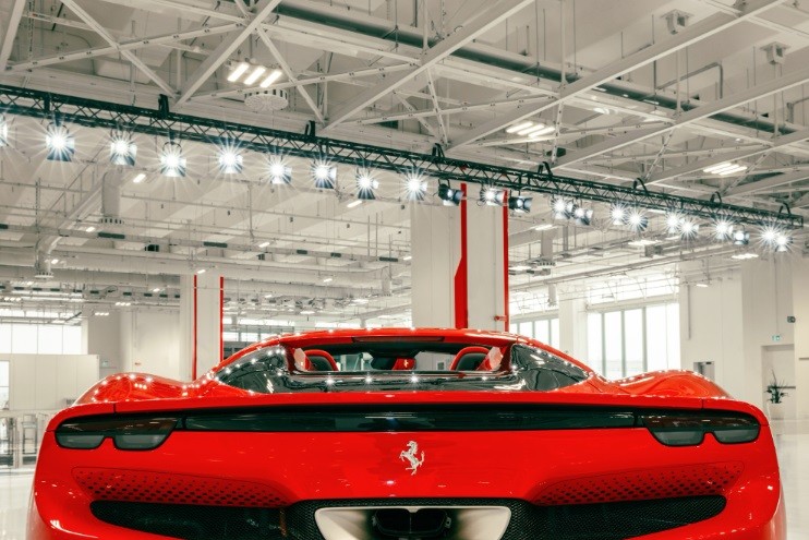 Um automóvel na linha de produção da nova fábrica da Ferrari em Maranello, Itália, que é utilizada para fabricar automóveis a gasolina e híbridos — Foto: Maurizio Fiorino/The New York Times