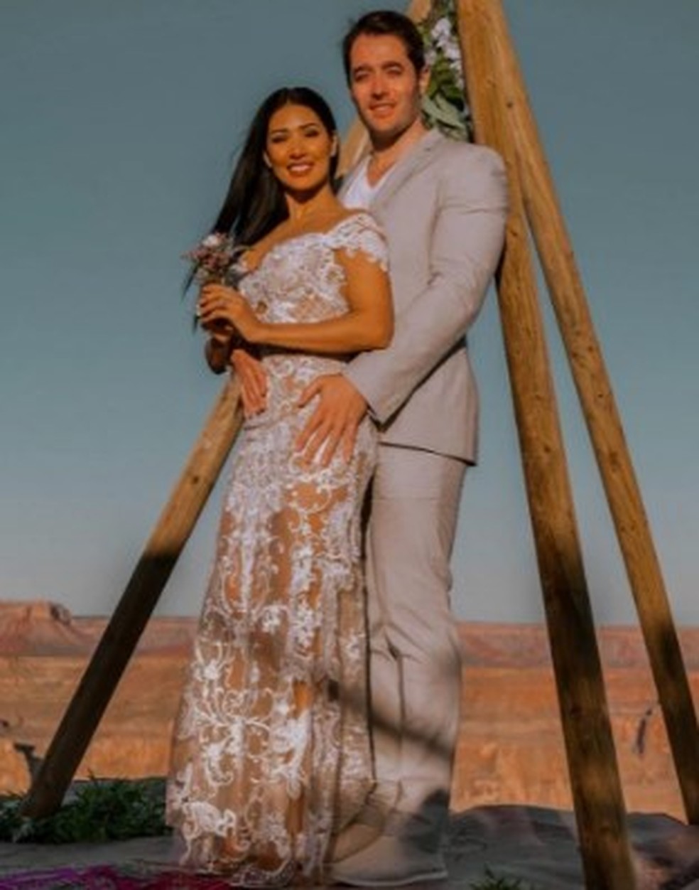 A cantora Simaria Mendes com o marido, Vicente Escrig, quando o casal renovou votos no Grand Canyon — Foto: Reprodução/Instagram