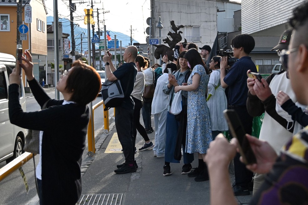 Moradores querem espantar turistas — Foto: Kazuhiro NOGI / AFP