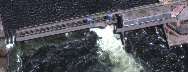 Explosão rompe barragem de usina ucraniana e causa inundação — Foto: AFP