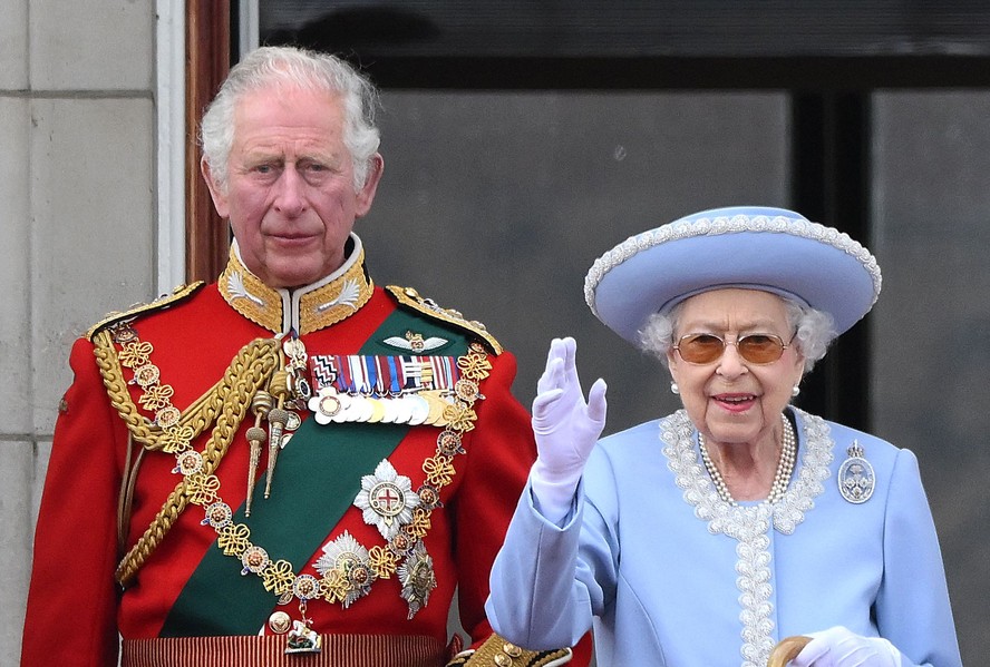 A rainha Elizabeth II da Grã-Bretanha acena ao lado de Camilla, duquesa da Cornualha do príncipe Charles, Príncipe de Gales da Grã-Bretanha