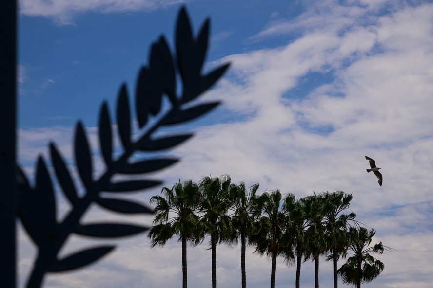 Logo oficial de Cannes durante os preparativos para a abertura de sua 77ª edição