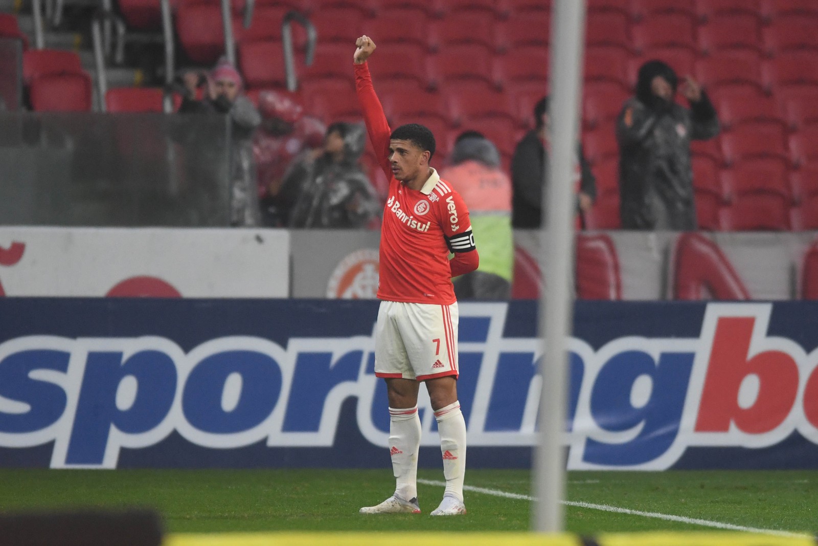 Com uma boa passagem pelo Shakhtar Donetsk e uma Copa do Mundo no currículo, Taison voltou para o Internacional também em 2021 — Foto: Ricardo Duarte/SC Internacional