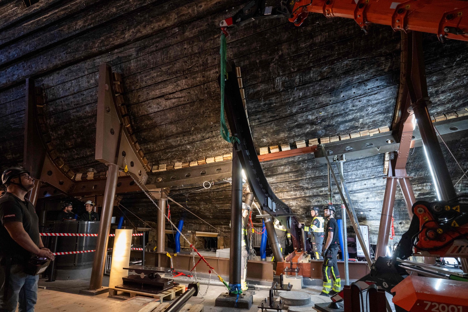 Uma nova estrutura em torno do seu casco será feita, um projeto colossal que vai demorar anos até ser concluído — Foto: Fredrik Sandberg/TT News Agency/AFP