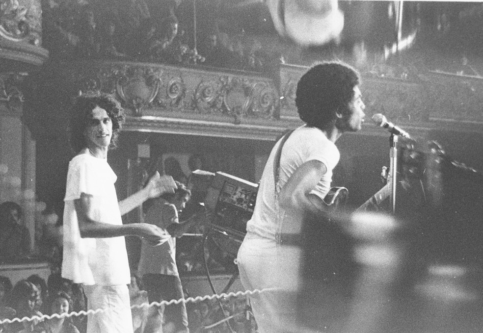 Caetano Veloso e Gilberto Gil em show no Teatro Municipal, em março de 1972 — Foto: Arquivo/Agência O GLOBO