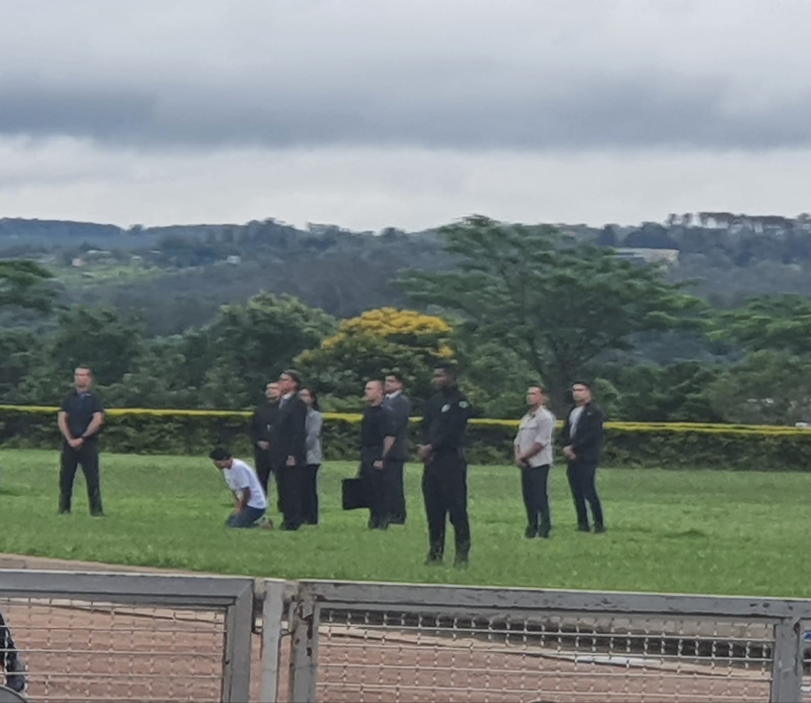 Em 20 de dezembro, Bolsonaro apareceu para os apoiadores, no Palácio do Planalto, e permaneceu em silêncio. Michelle se ajoelhou para orar — Foto: Jussara Soares/O GLOBO